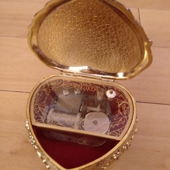 Vintage cameo music/jewelry/trinket box footed with floral design. - Picture 3 of 5